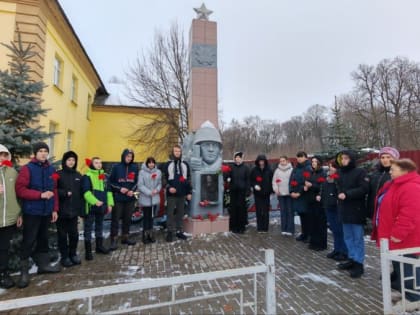 «Равнение на героев»
