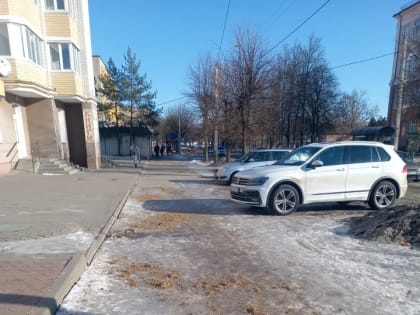 Коммунальные службы продолжают обработку тротуаров песко-соляной смесью