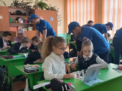 В рамках месячника оборонно-массовой и спортивной работы в Первомайской школе команда «Патриот» Школы безопасности провела шашечный турнир для учащихся начальных классов.