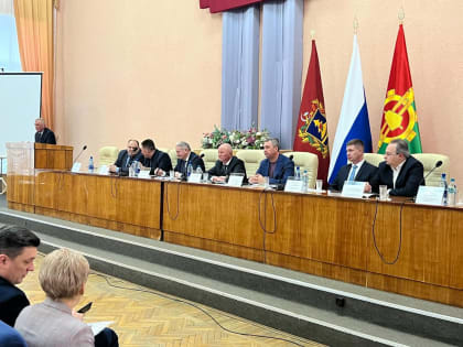 5 февраля 2025 года в Большом зале Клинцовской городской администрации состоялось кустовое совещание под руководством заместителя Губернатора Брянской области Бориса Ивановича Гриб