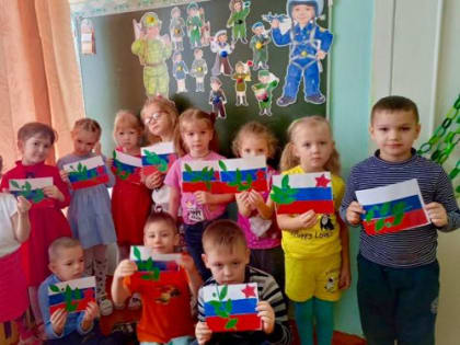 В детском саду «Колобок» посёлка Речица Почепского района дети подготовили к празднику 23 февраля подарки