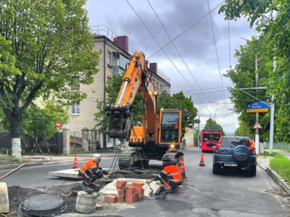 В Брянске дорожники с мучениями начали менять люки на Красноармейской