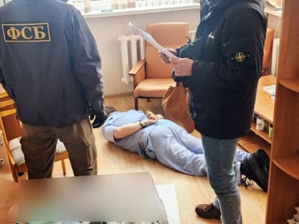 Оперативники УФСБ повязали завлабораторией брянского КДЦ прямо на рабочем месте