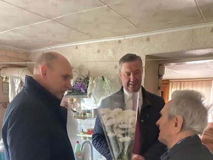 Глава города Олег Шкуратов, глава городской администрации Сергей Евтеев и заместитель председателя Брянской областной Думы Виталий Беляй поздравили с днем Победы Купрейченко К.П и 