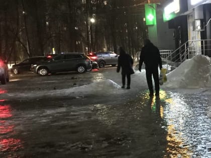 В Брянске после дождя вечером 11 февраля посыпались жалобы на ледяной ужас