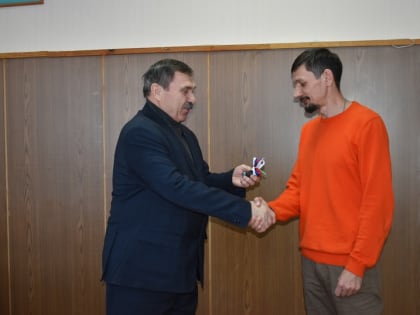 Вручили ключи от новой квартиры участнику СВО