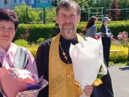 Священник посетил праздник последнего звонка