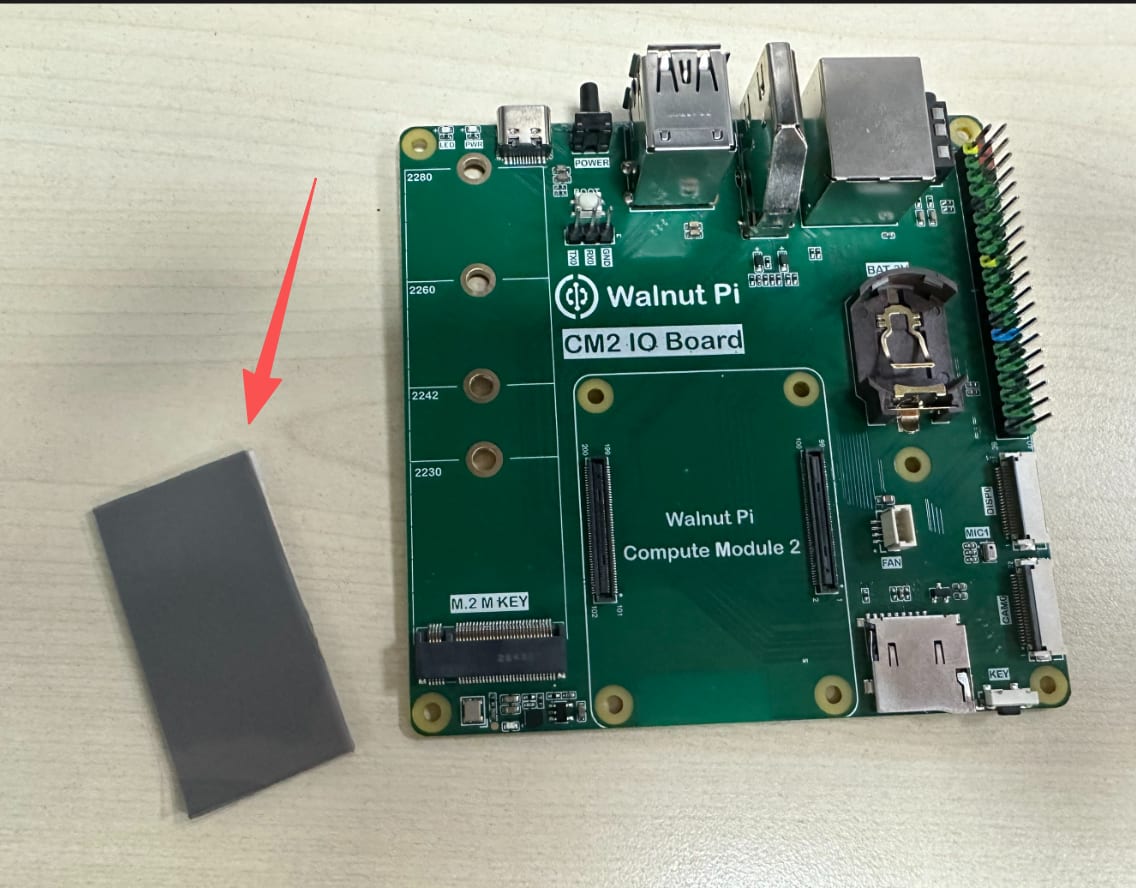 Walnut Pi CM2 IO plata və yanında gələn termopad.