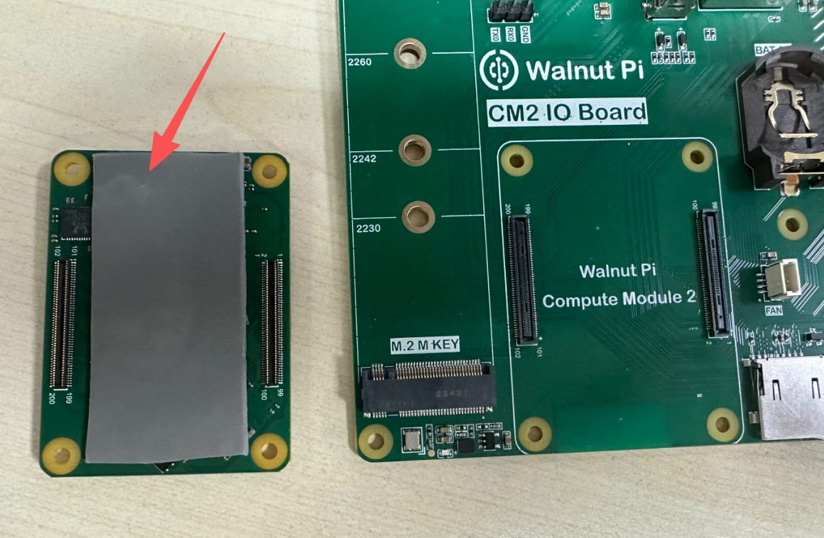 Walnut Pi CM2 compute module, termopad və CM2 IO plata birlikdə.