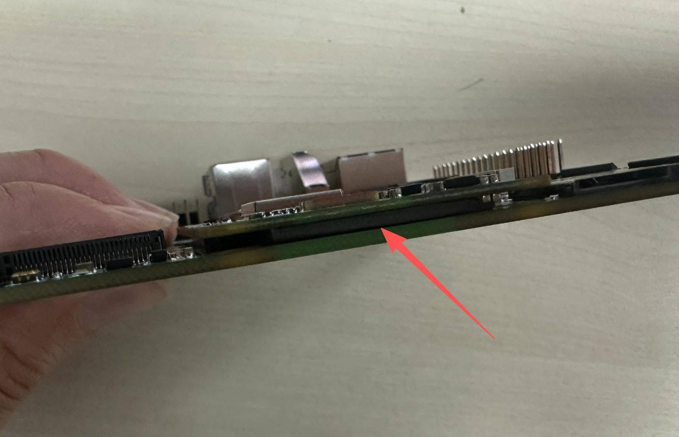 Daşıyıcı platan üzərinə qoşulmuş Walnut Pi CM2 modulunun konnektor interfeysi.