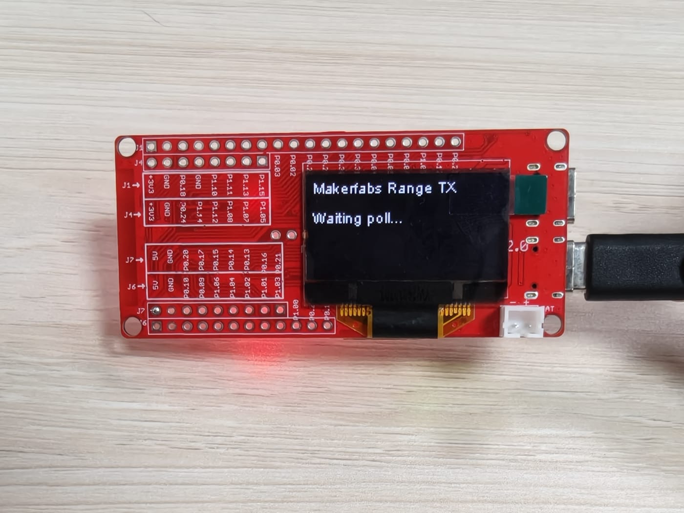 OLED displeyi işıqlı vəziyyətdə olan Makerfabs nRF52840 UWB inkişaf platası