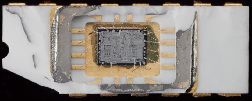 Silikon kristalını göstərmək üçün keramik korpusu qismən çıxarılmış Intel 4004 mikroprosessoru