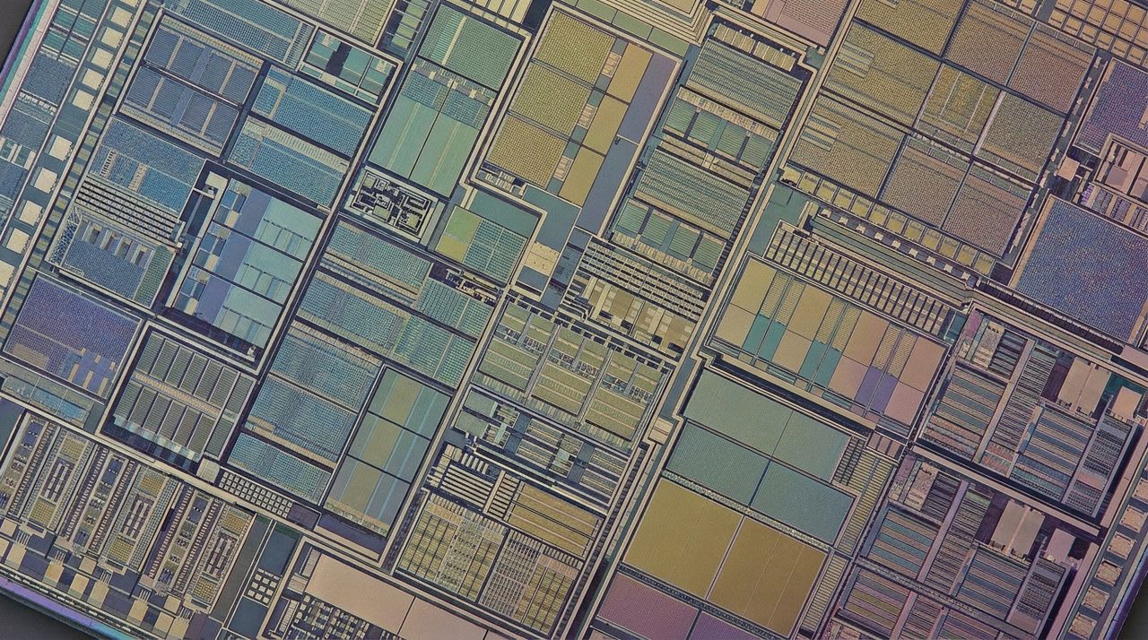Müasir CPU kristalı – milyardlarla nanoölçülü tranzistor bir çipdə