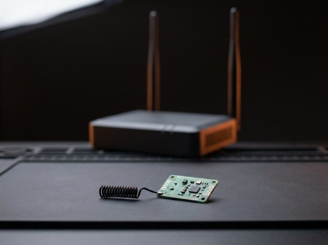 LoRa və BLE şəbəkəsi — antenli gateway, önündə batareyalı sensor qovşağı