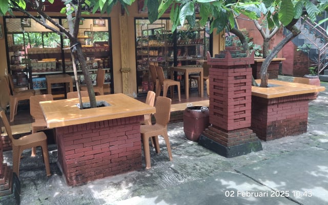 Tempat Duduk Area Oleh-oleh di Wisata Desa BMJ, Mojokerto