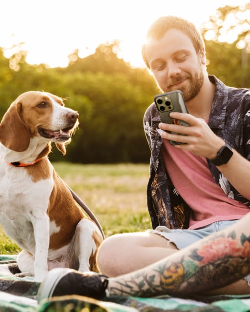 Maitre et son chien au parc avec une coque personnalisée