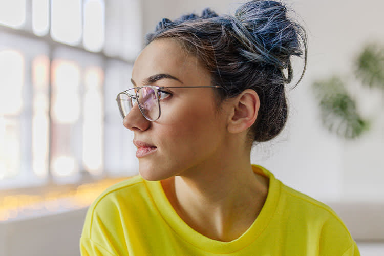 Menschen mit dicken Brillengläsern