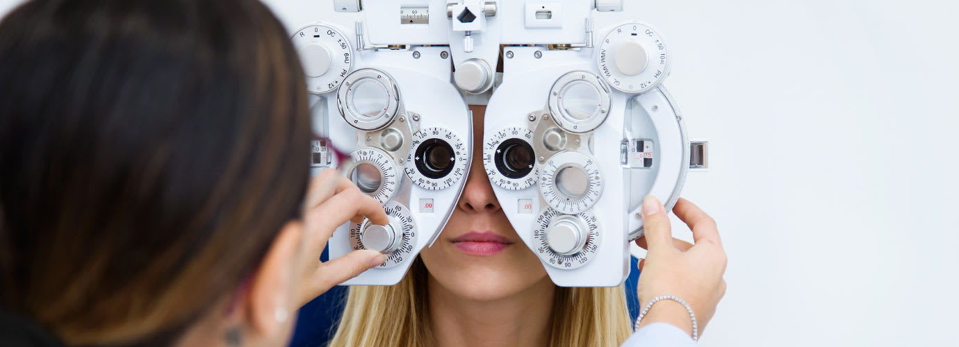 Sehtest beim Optiker So wird Ihre Sehstärke bestimmt Apollo