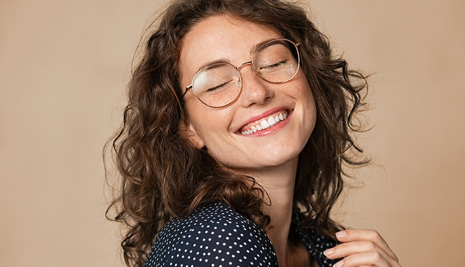 Menschen mit dicken Brillengläsern