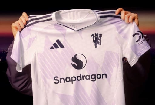 Das Adidas ManUnited Away Jersey wird in die Luft gehalten.