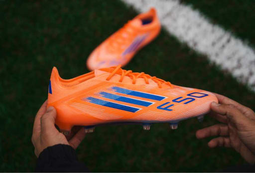 Adidas Coral Blaze Fussballschuh wird in die Kamera gehalten.