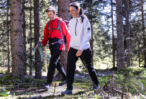 Ein Mann und eine Frau sind auf einer Wanderung unterwegs