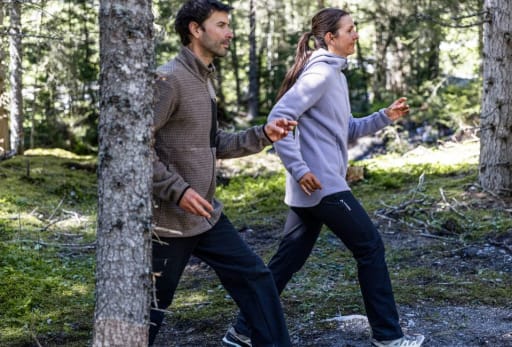 Mann und Frau laufen durch die Stadt und machen Fotos.