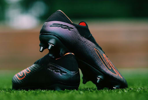 Ein Paar Skechers Obsidian Fussballschuhe auf Rasen.