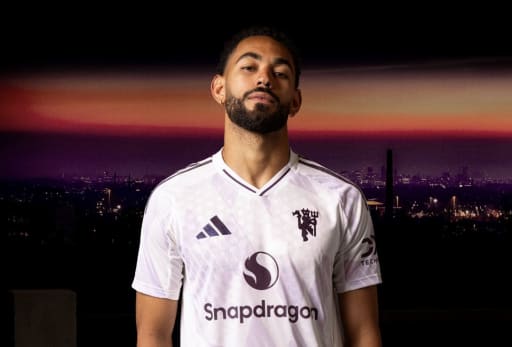 Ein Mann traegt das Adidas ManUnited Away Jersey.