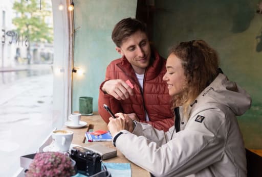 Mann und Frau sitzen in einem Cafe.