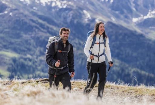 Ein Mann und eine Frau sind auf einer Wanderung unterwegs