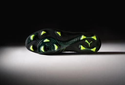 Schwarzer Fussballschuh aus dem Puma Eclipse Pack.