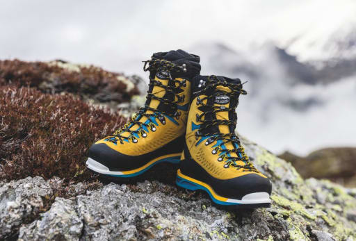 Ein Paar Meindl Wanderschuhe stehen auf einem Berg.