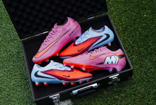 Zwei Paar Nike Scary Good Pack Fussballschuhe liegen in einem Koffer.
