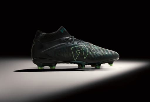 Schwarzer Fussballschuh aus dem Puma Eclipse Pack.