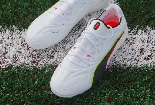 Eine Frau haelt einen Puma Untamed Fussballschuh.