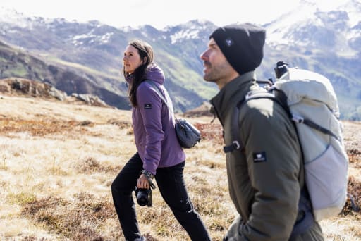 Mann und Frau sitzen in einem Cafe.