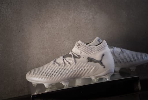 Ein Paar Puma White Fussballschuhe.