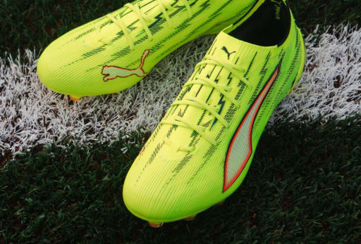 Ein schwebender Puma Untamed Fussballschuh.