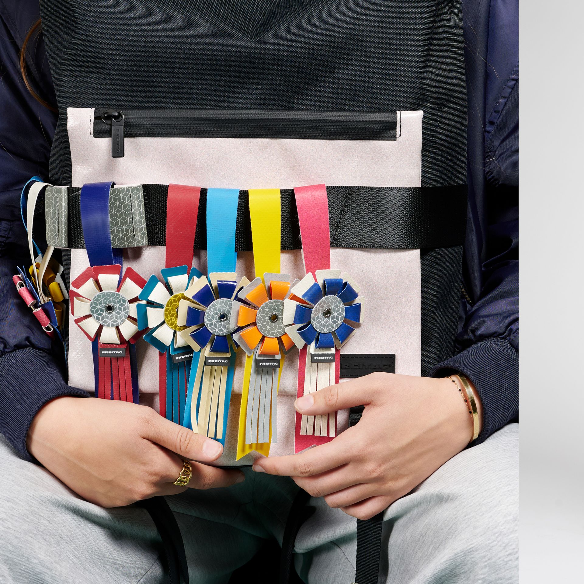 ImageF214 HORSE F215 RIBBON CHARMS Web JohannaBommer RGB 06