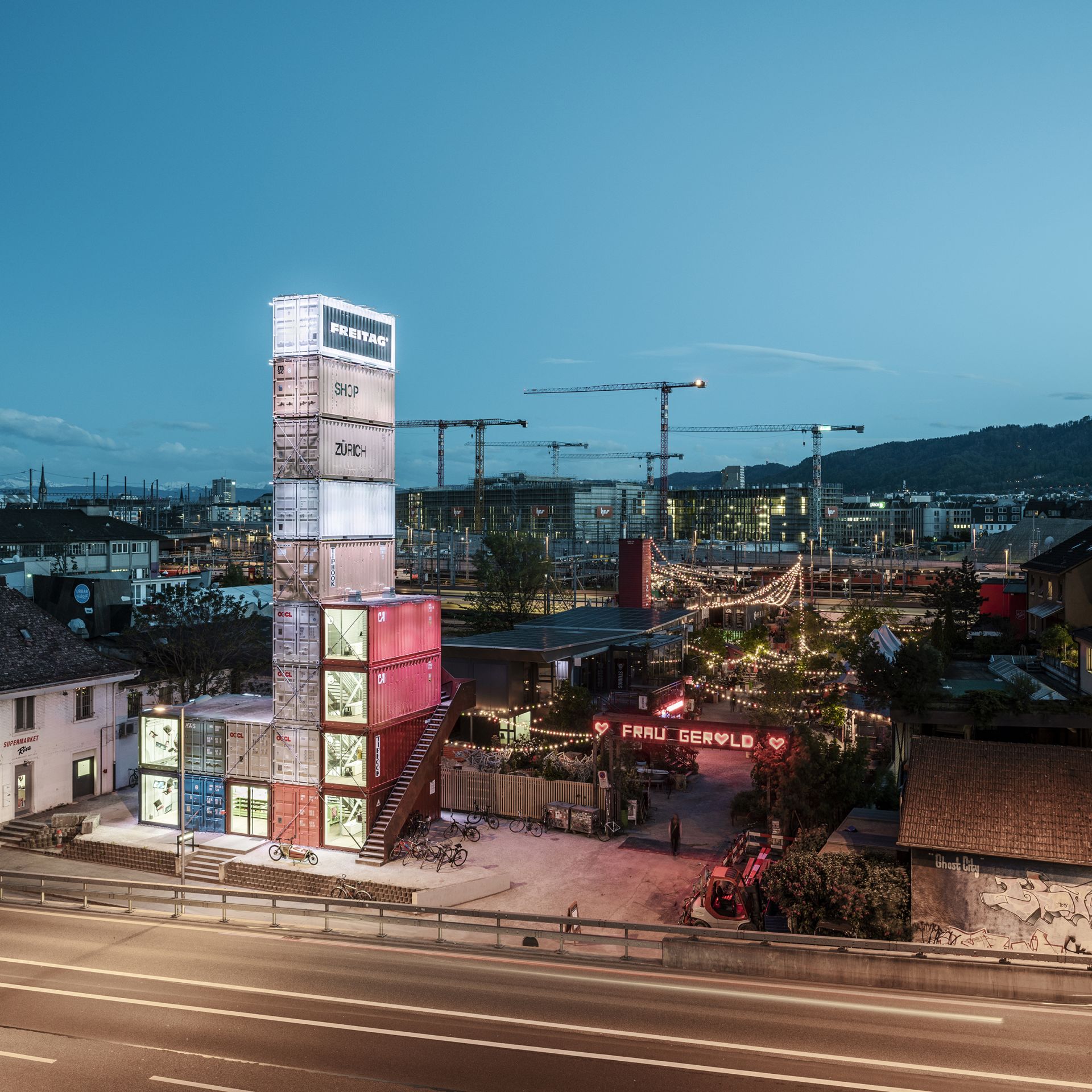 ImageFreitag-store-zuerich-bynight2-rolandtaennler-rgb-highres
