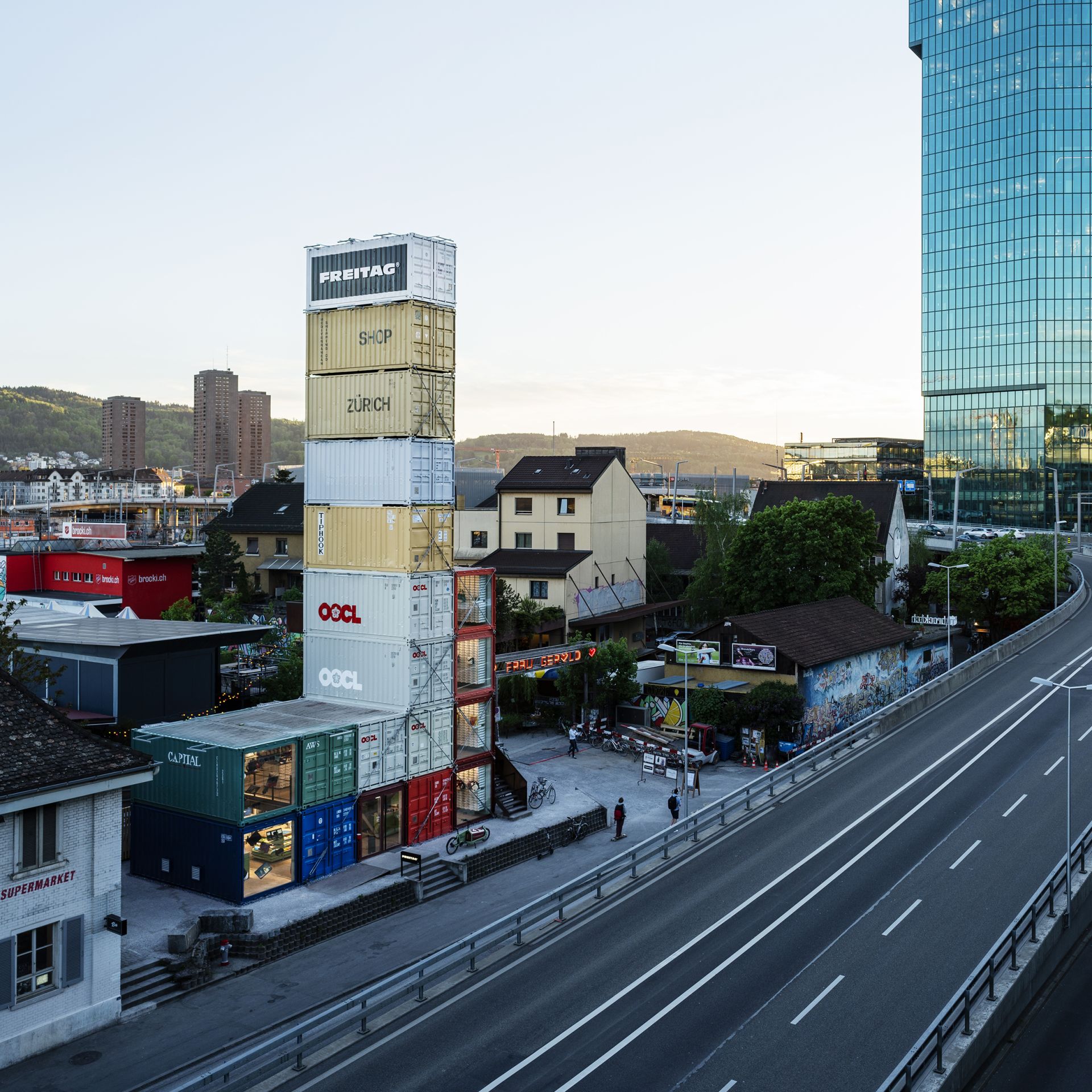 ImageFreitag-store-zuerich-evening2-rolandtaennler-rgb-highres