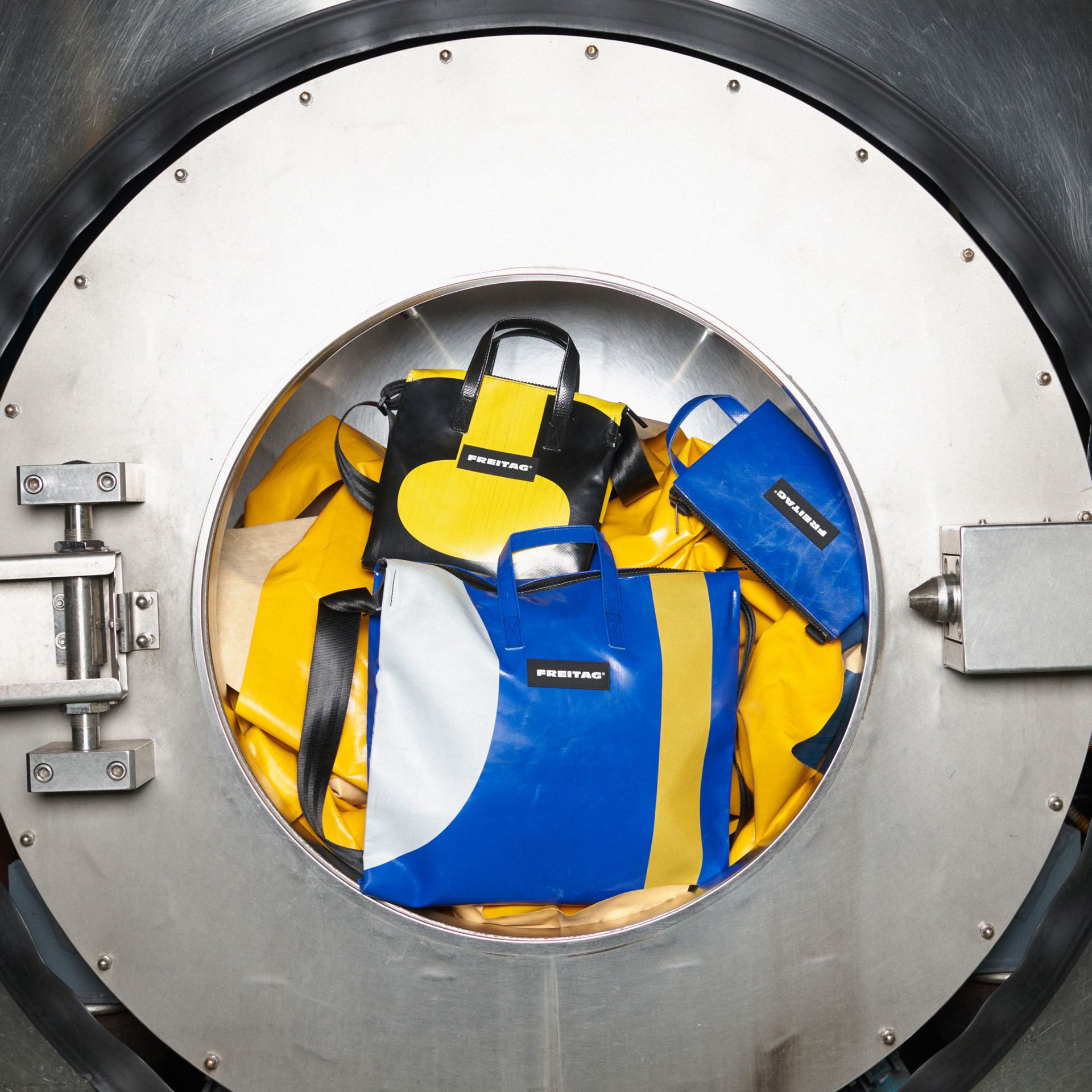 ImageFREITAG CrossbodyTrio SimonHabegger HighRes RGB 05