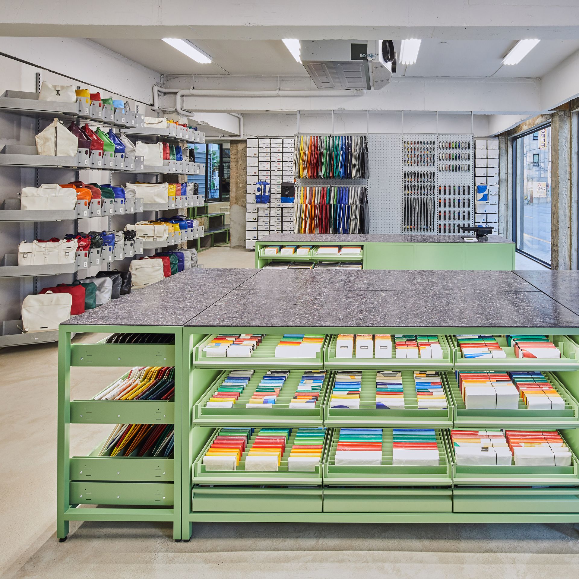 ImageFreitag-store-seoul-nilsclauss-highres-03-b