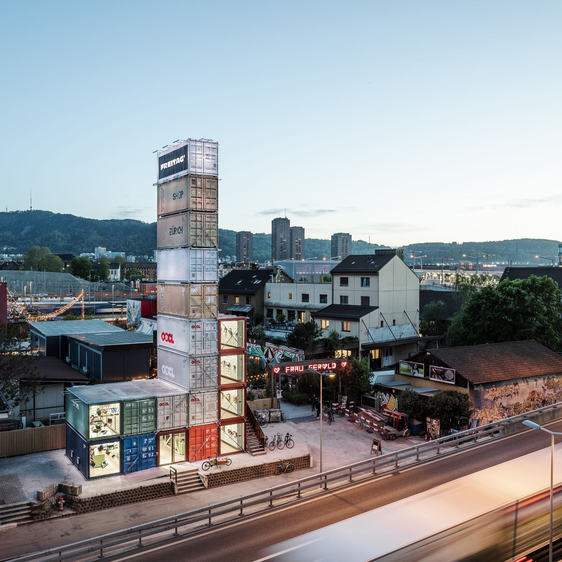 ImageFreitag-store-zuerich-bynight1-rolandtaennler-rgb-highres