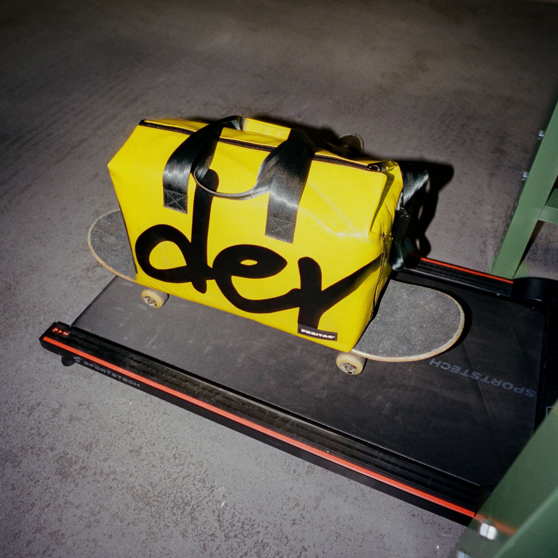 ImageFREITAG Clark 3 4 06