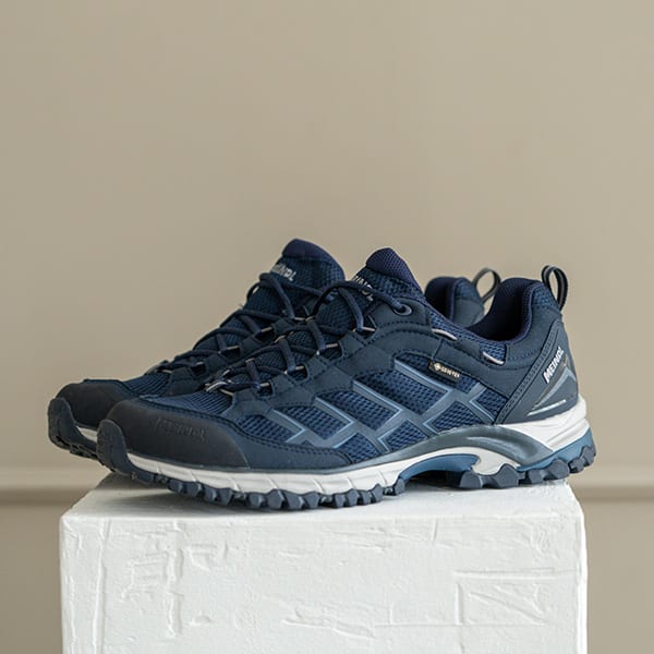 Dunkle Outdoorschuhe fuer Herren.