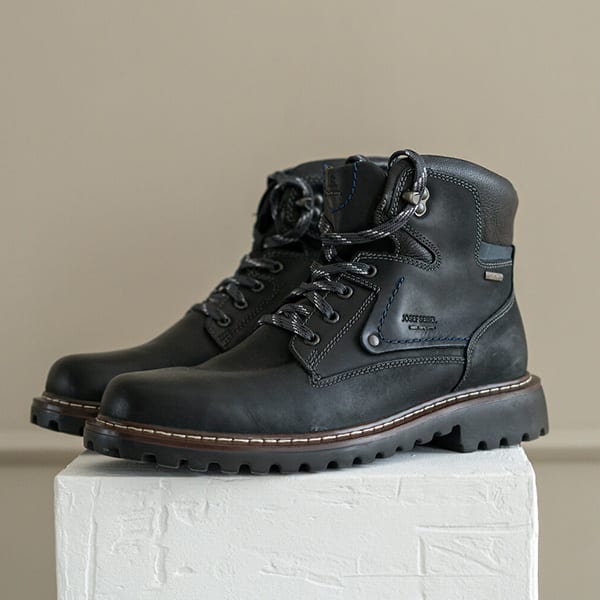 Dunkle Schnuerboots fuer Herren.
