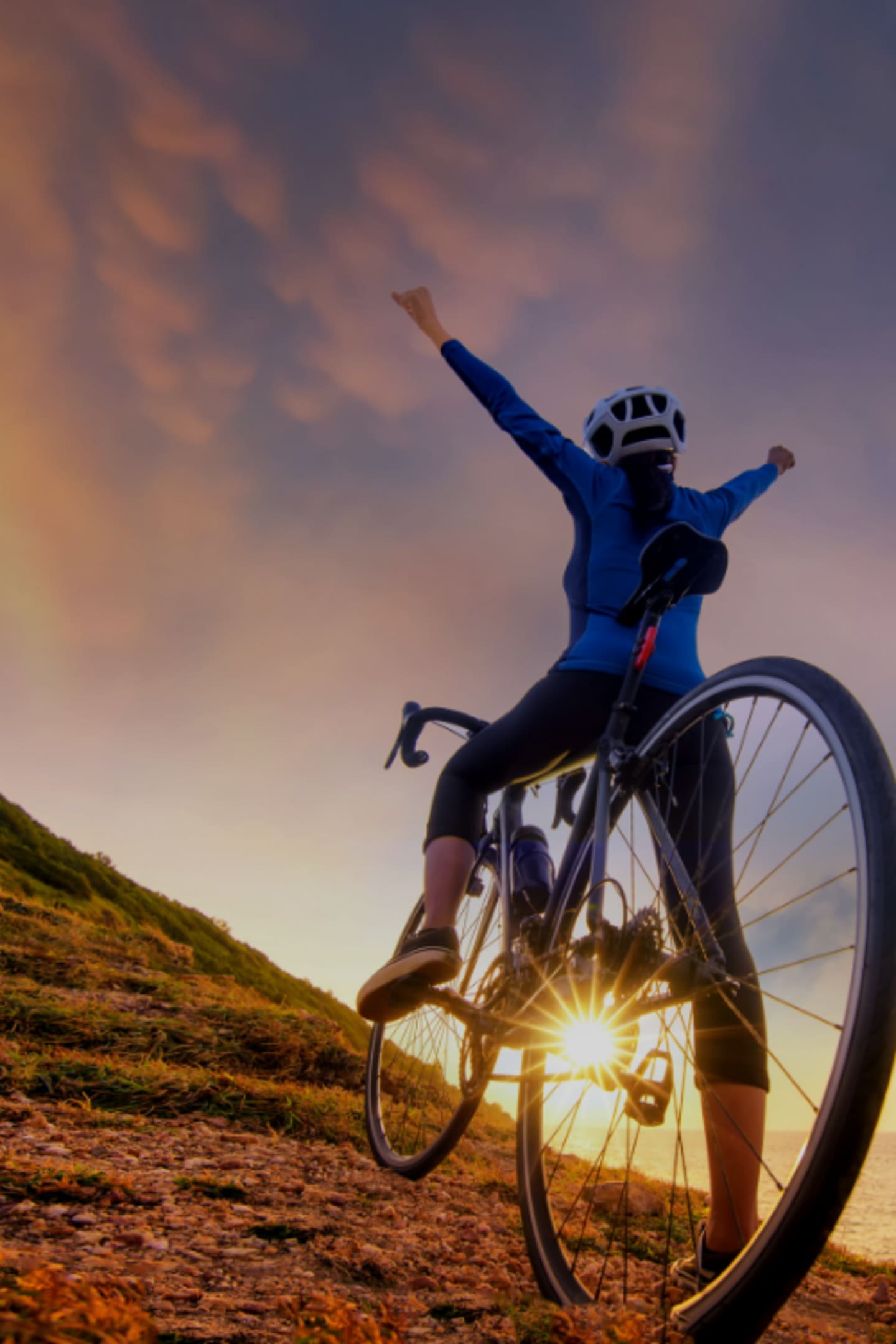 Rower górski z kierowcą na góre przy zachodzie słońca