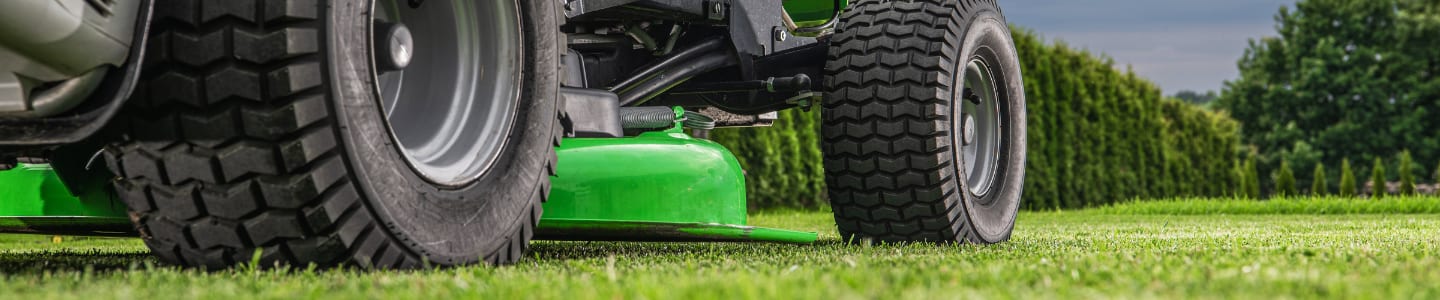 Kosiarka spalinowa w zielonym ogrodzie